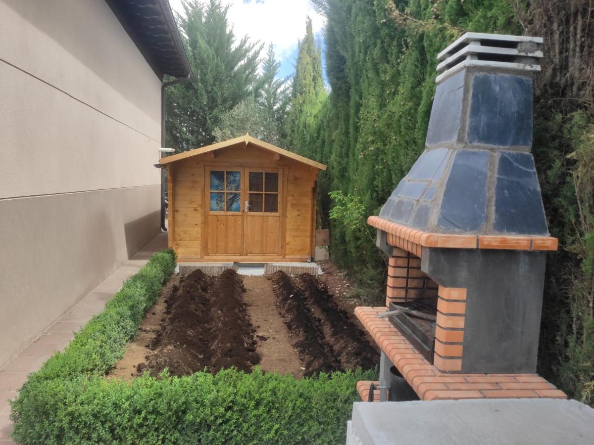 Vivienda El Olivo con piscina privada y jardín. Ayegui Exterior foto